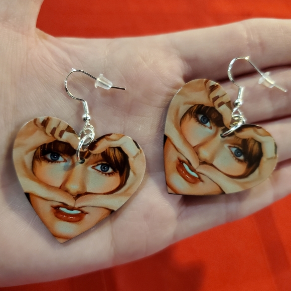 Taylor Swift heart dangle earrings - Picture 2 of 2